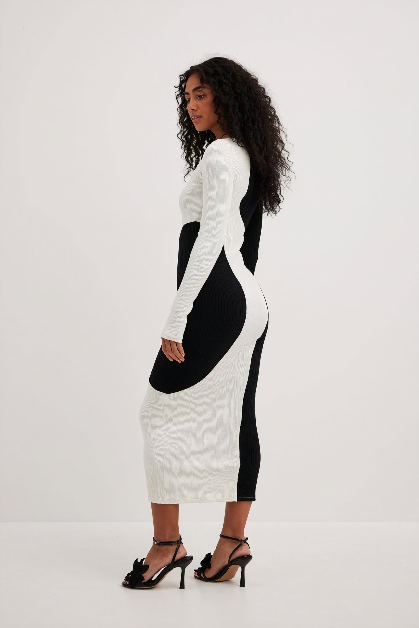 Asymmetrisk Strikkjole - Farveblokering, Midi