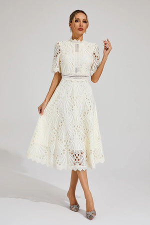 Dame Blonde Midikjole – Elegant Design med Udskæringsdetalje, Høj Hals og Korte Ærmer-83326-0c11029e-6311-4f80-9e21-75e5e4394292