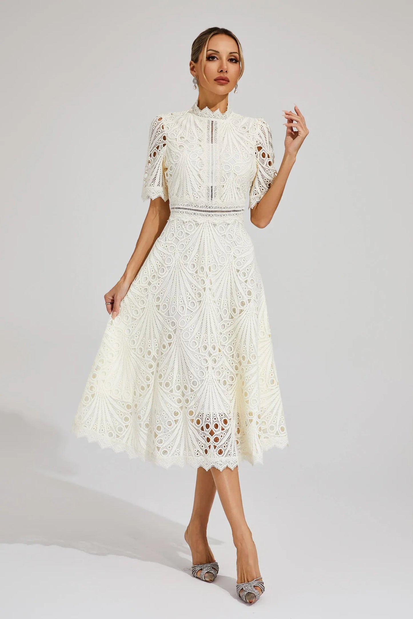 Dame Blonde Midikjole – Elegant Design med Udskæringsdetalje, Høj Hals og Korte Ærmer-83326-0c11029e-6311-4f80-9e21-75e5e4394292