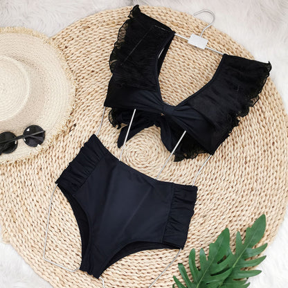 Moderne bikini med flæsedetaljer