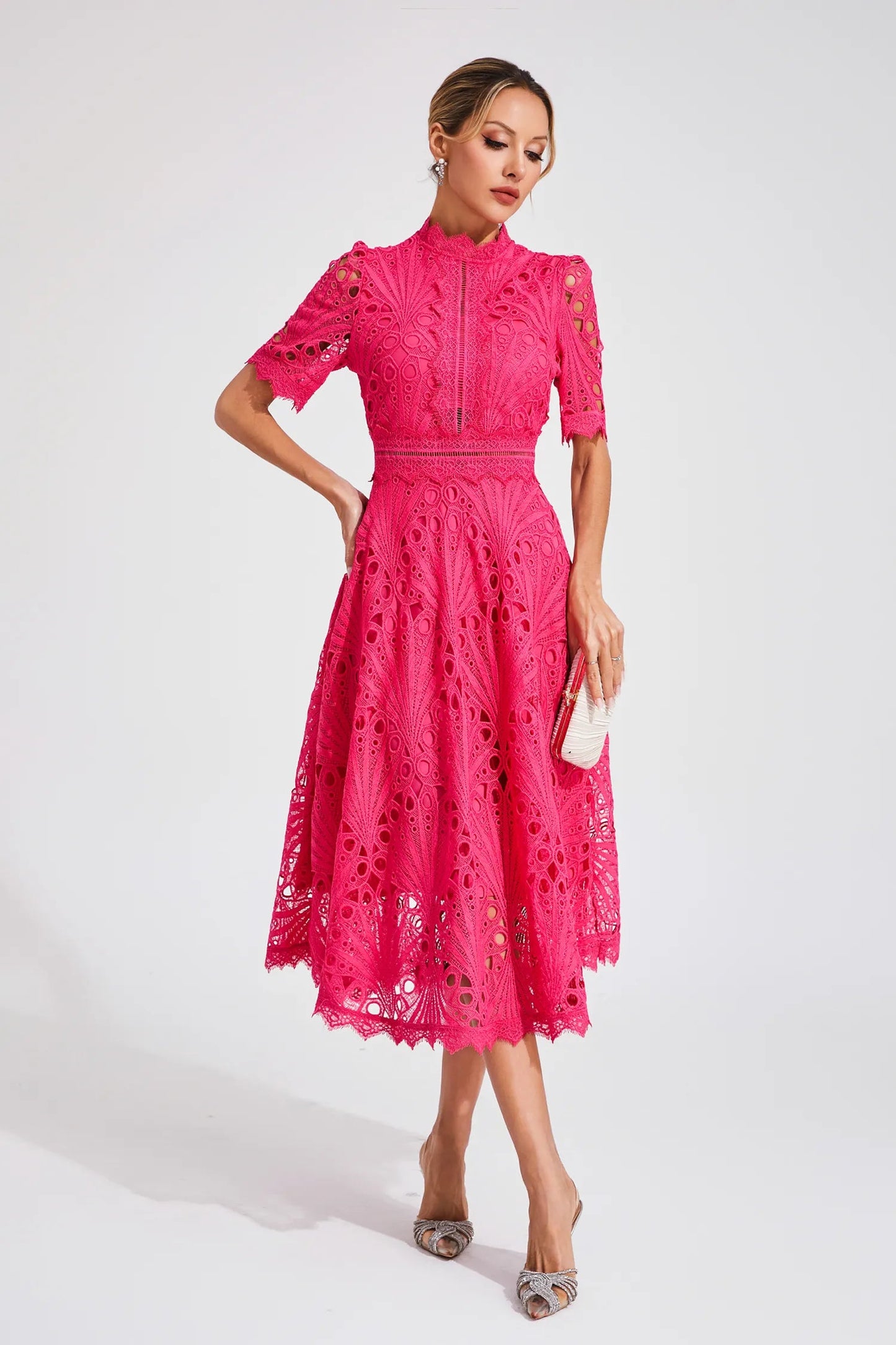 Dame Blonde Midikjole – Elegant Design med Udskæringsdetalje, Høj Hals og Korte Ærmer-83326-1bc446d9-2944-4303-9182-02a4e2675f37