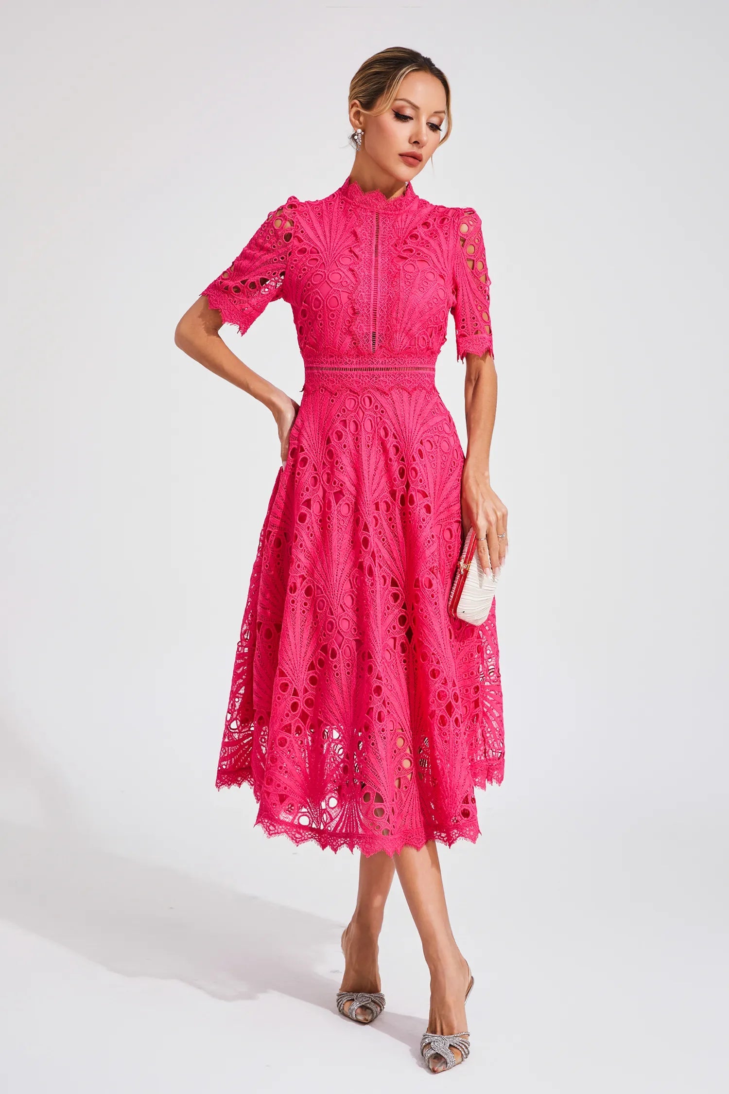 Dame Blonde Midikjole – Elegant Design med Udskæringsdetalje, Høj Hals og Korte Ærmer-83326-1bc446d9-2944-4303-9182-02a4e2675f37