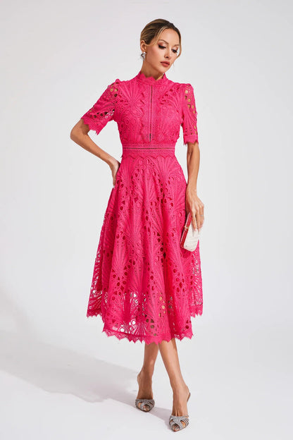 Dame Blonde Midikjole – Elegant Design med Udskæringsdetalje, Høj Hals og Korte Ærmer-83326-1bc446d9-2944-4303-9182-02a4e2675f37