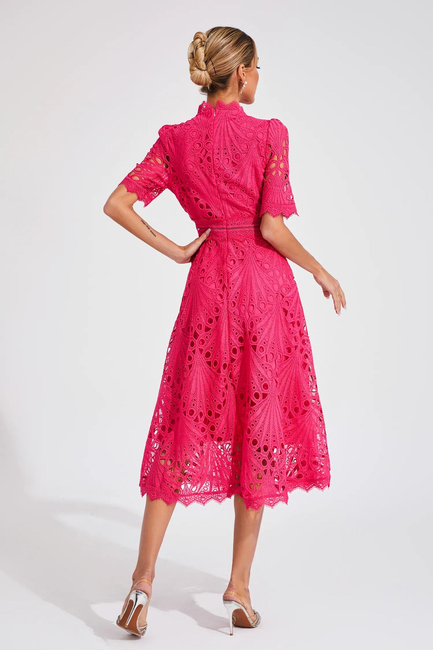 Dame Blonde Midikjole – Elegant Design med Udskæringsdetalje, Høj Hals og Korte Ærmer-83326-1fa51d2b-ad6e-49a6-ac5d-5c36f4fd7562