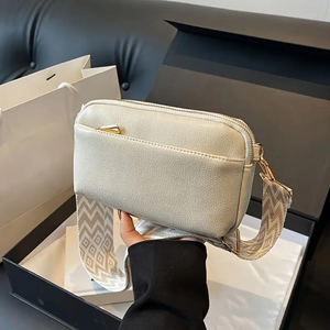 Crossbody Taske med Geometrisk Rem