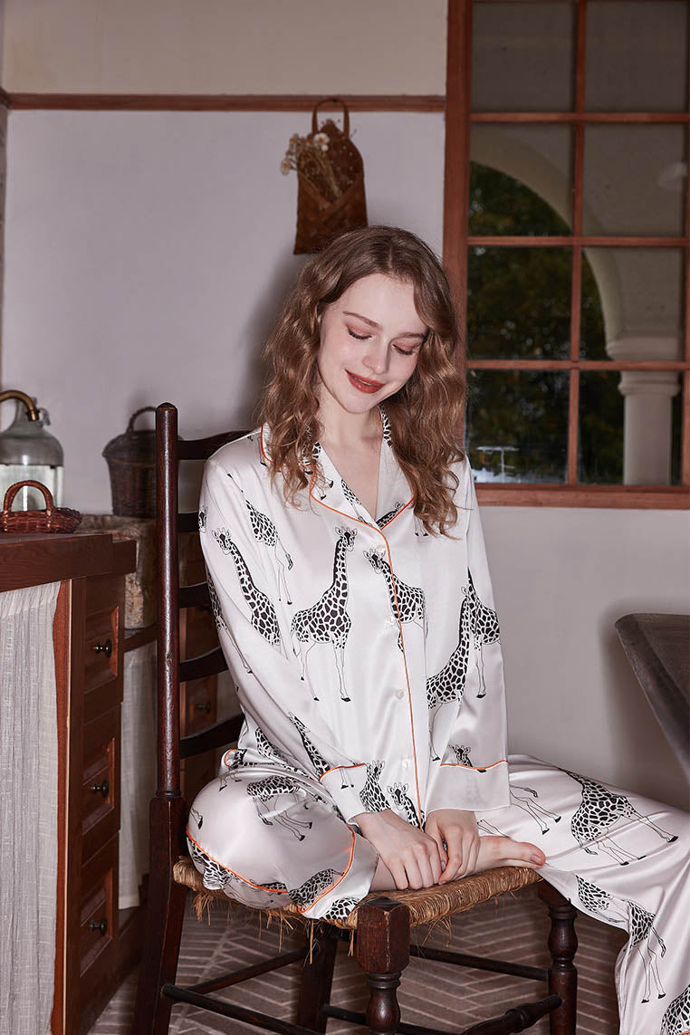 Girafprint Satin Pyjamasæt - Afslappet
