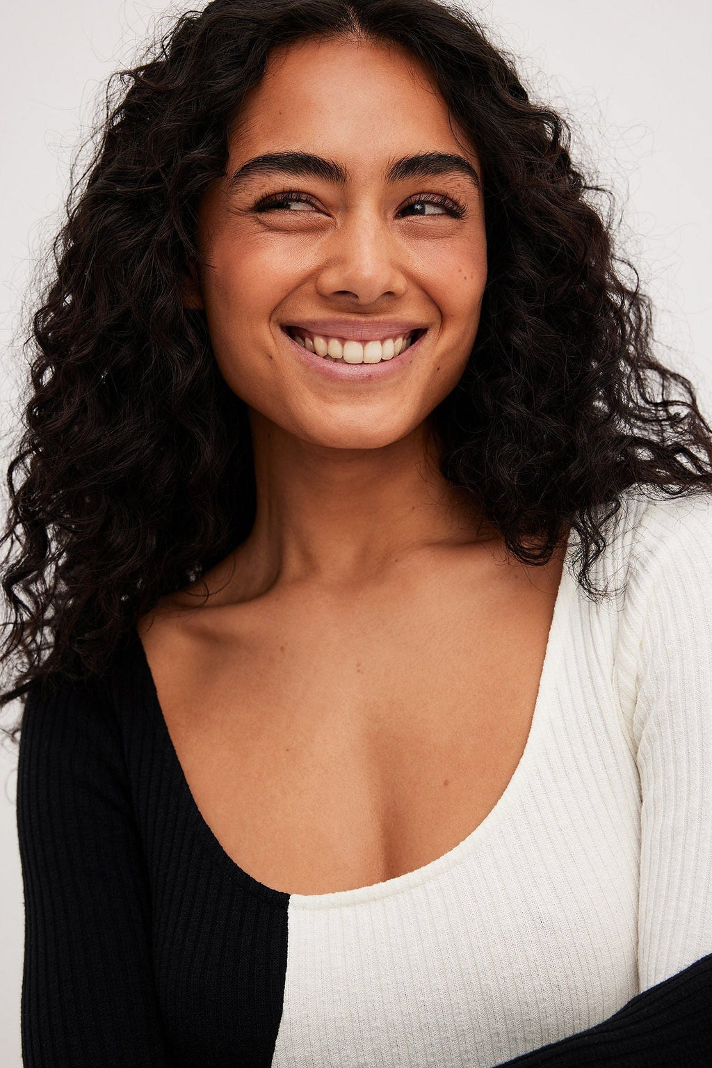 Asymmetrisk Strikkjole - Farveblokering, Midi