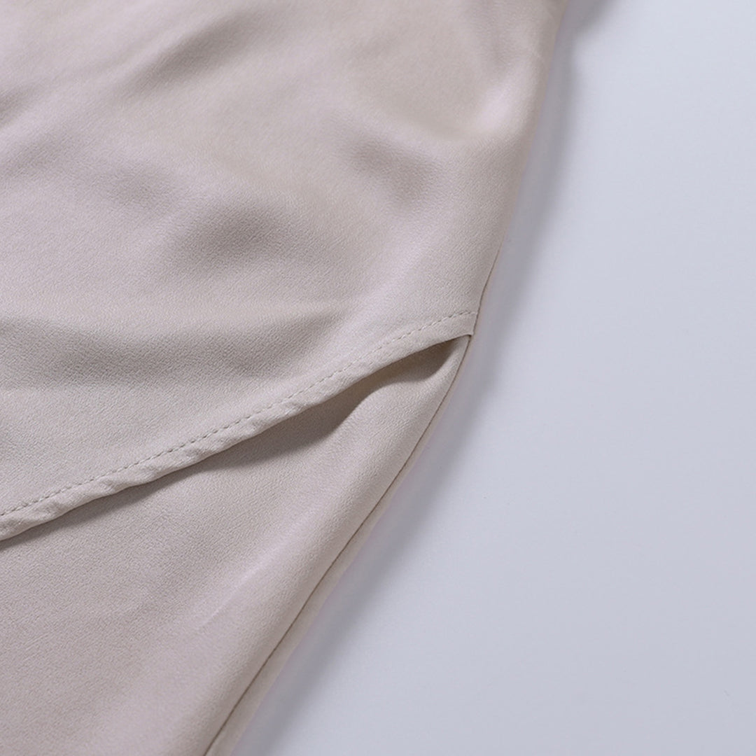 Aftenkjole med Cowl Neckline og Slids