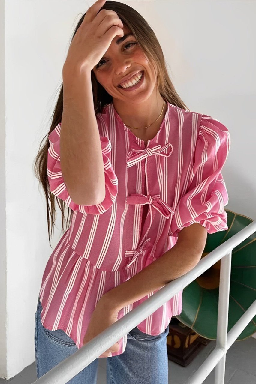 Norideen Dame Bluse – Pink Hvid Stribet, Med Sløjfer, Korte Ærmer-83300-422cd29c-5c29-4809-bb38-7076bec47aca
