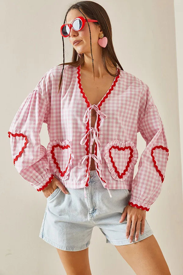 Dame Gingham Bluse med Hjerteformede Lommer, Rød Kant og Bindebånd Foran, Lange Ærmer-83307-46b921e5-1973-4a0a-80f1-5af596246534