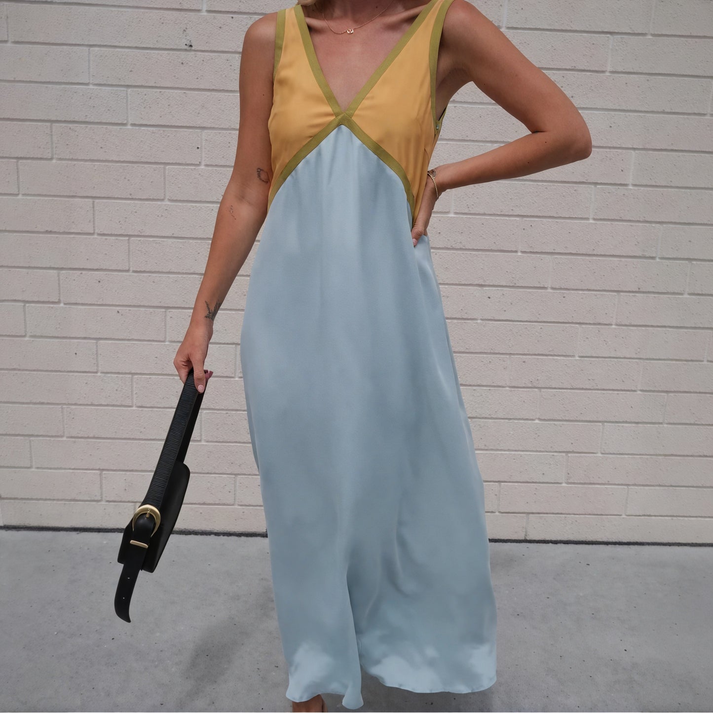Color Block Midi Kjole med V-udskæring
