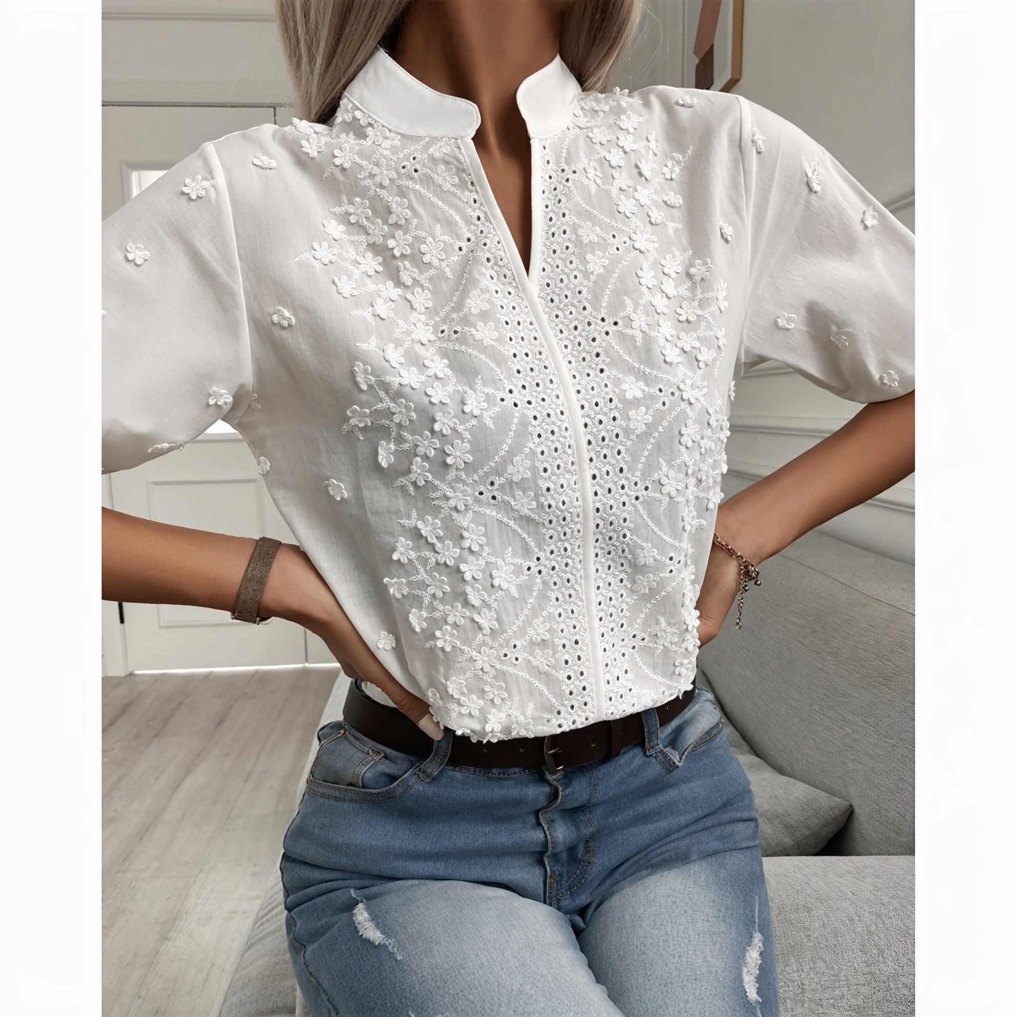 Broderet Bluse med Pufærmer og Blomster