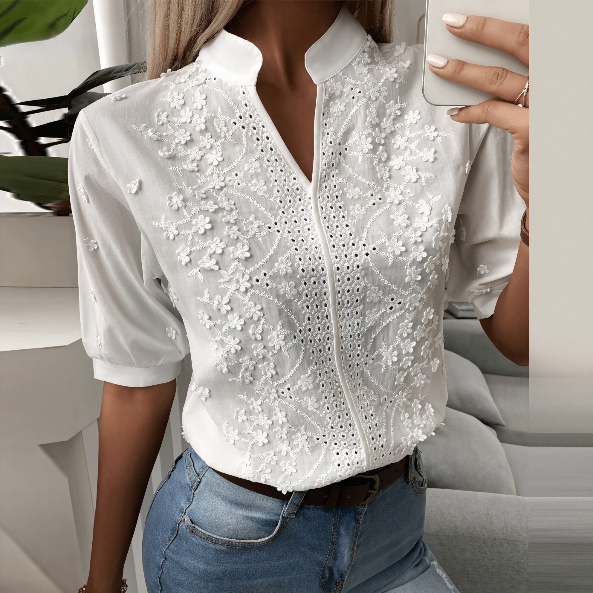 Broderet Bluse med Pufærmer og Blomster