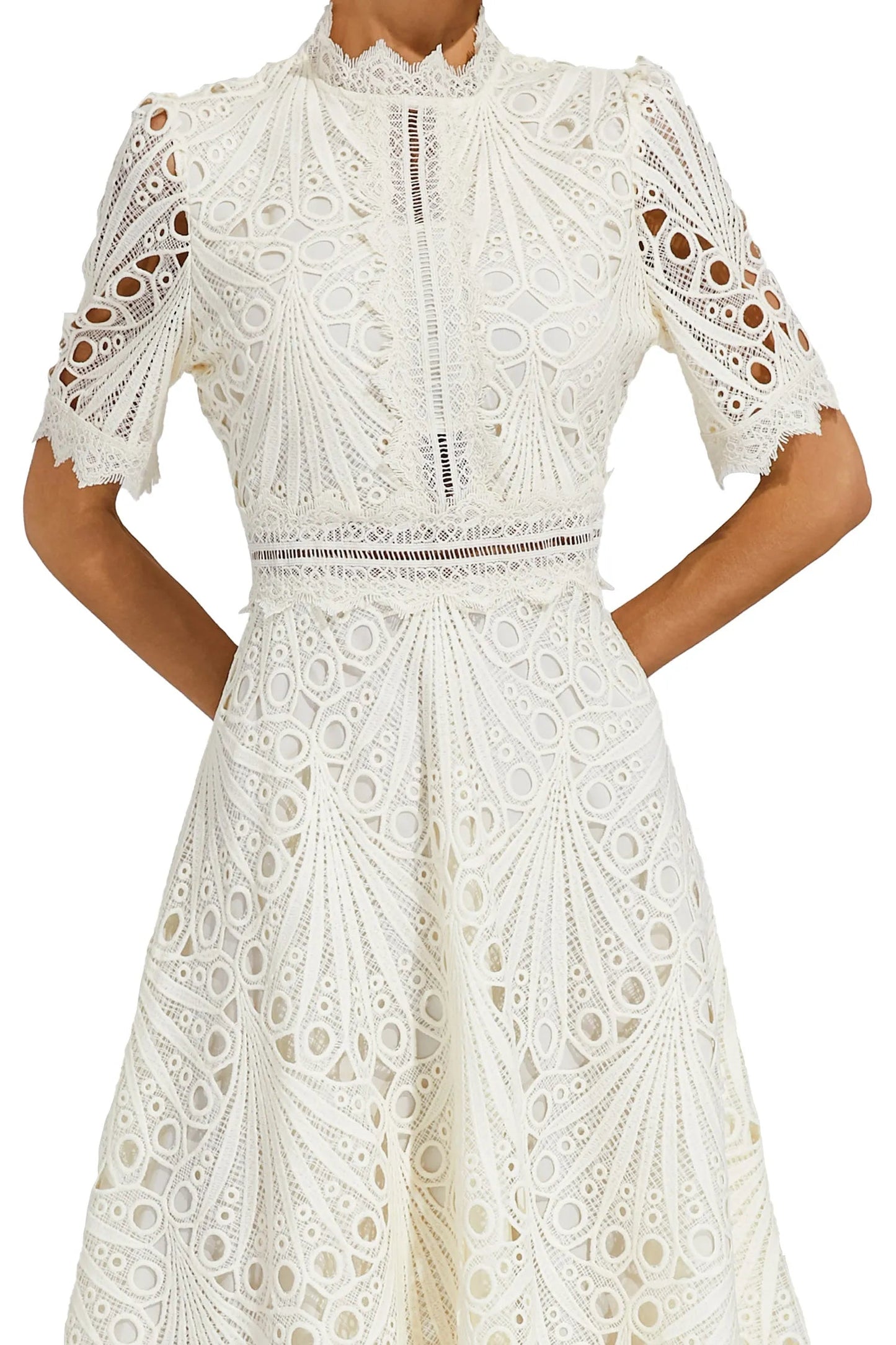 Dame Blonde Midikjole – Elegant Design med Udskæringsdetalje, Høj Hals og Korte Ærmer-83326-5bf43432-6b28-4780-ac74-7dee4c16a068