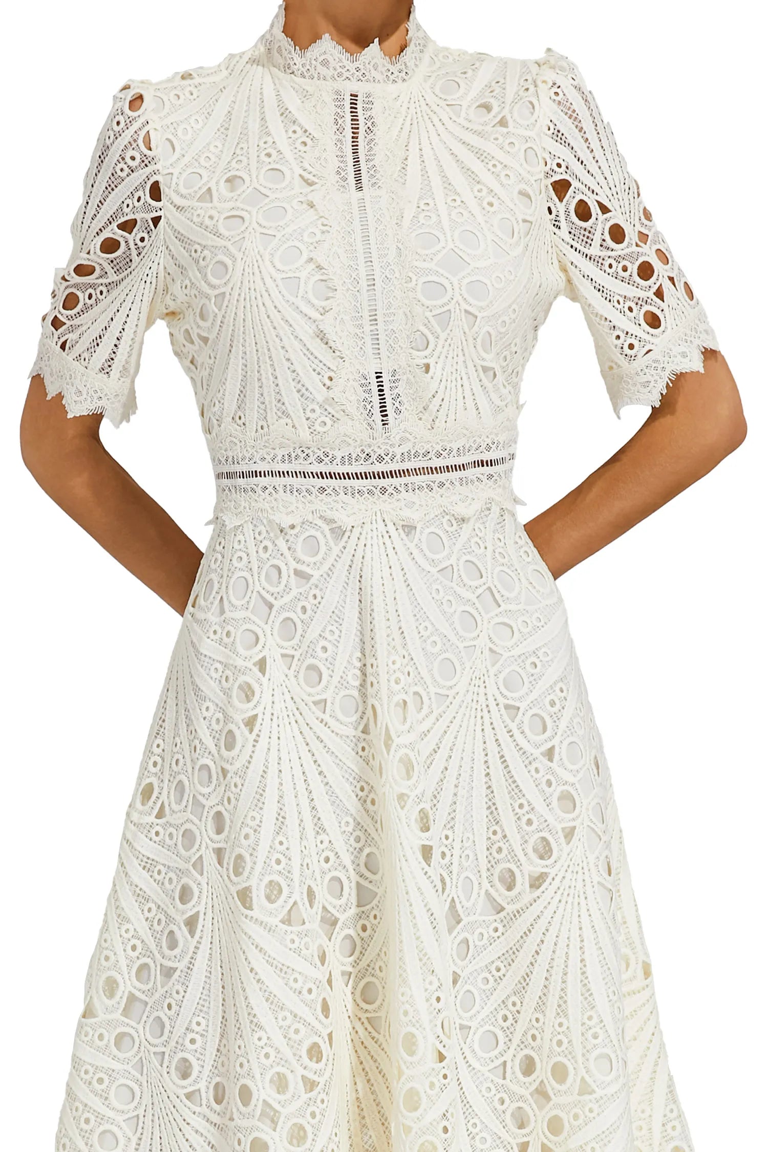 Dame Blonde Midikjole – Elegant Design med Udskæringsdetalje, Høj Hals og Korte Ærmer-83326-5bf43432-6b28-4780-ac74-7dee4c16a068