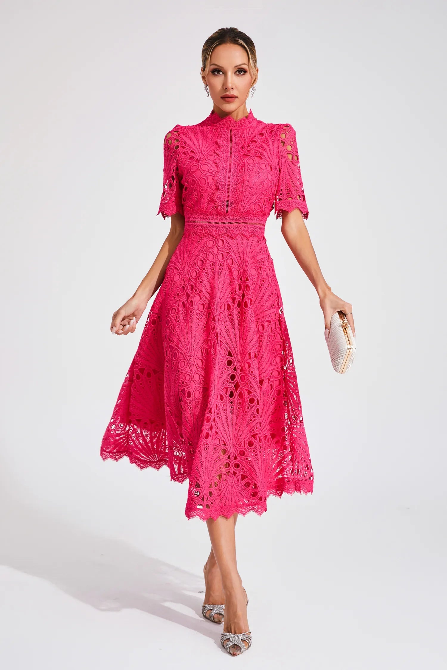 Dame Blonde Midikjole – Elegant Design med Udskæringsdetalje, Høj Hals og Korte Ærmer-83326-609b8a51-d874-433b-8d0f-f536e1c34c5e