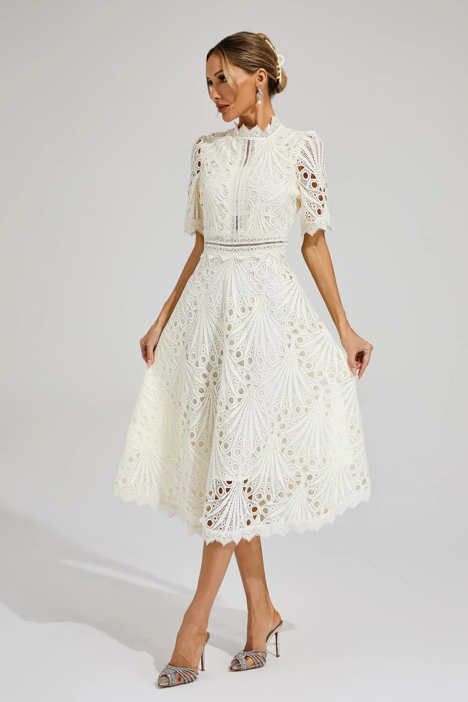Dame Blonde Midikjole – Elegant Design med Udskæringsdetalje, Høj Hals og Korte Ærmer-83326-637027f3-48ea-452c-a63a-b17e8337e3f8