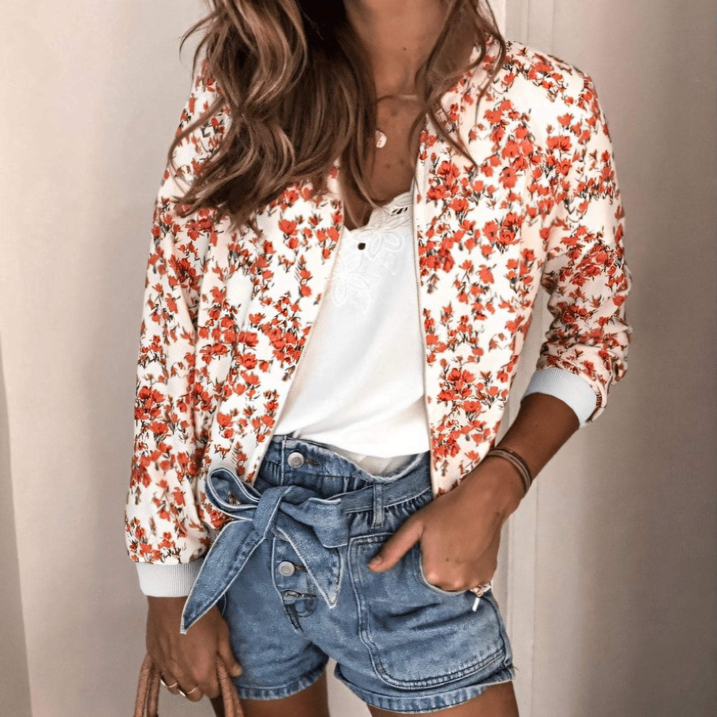 Stilfuld bomberjakke med blomstermotiv