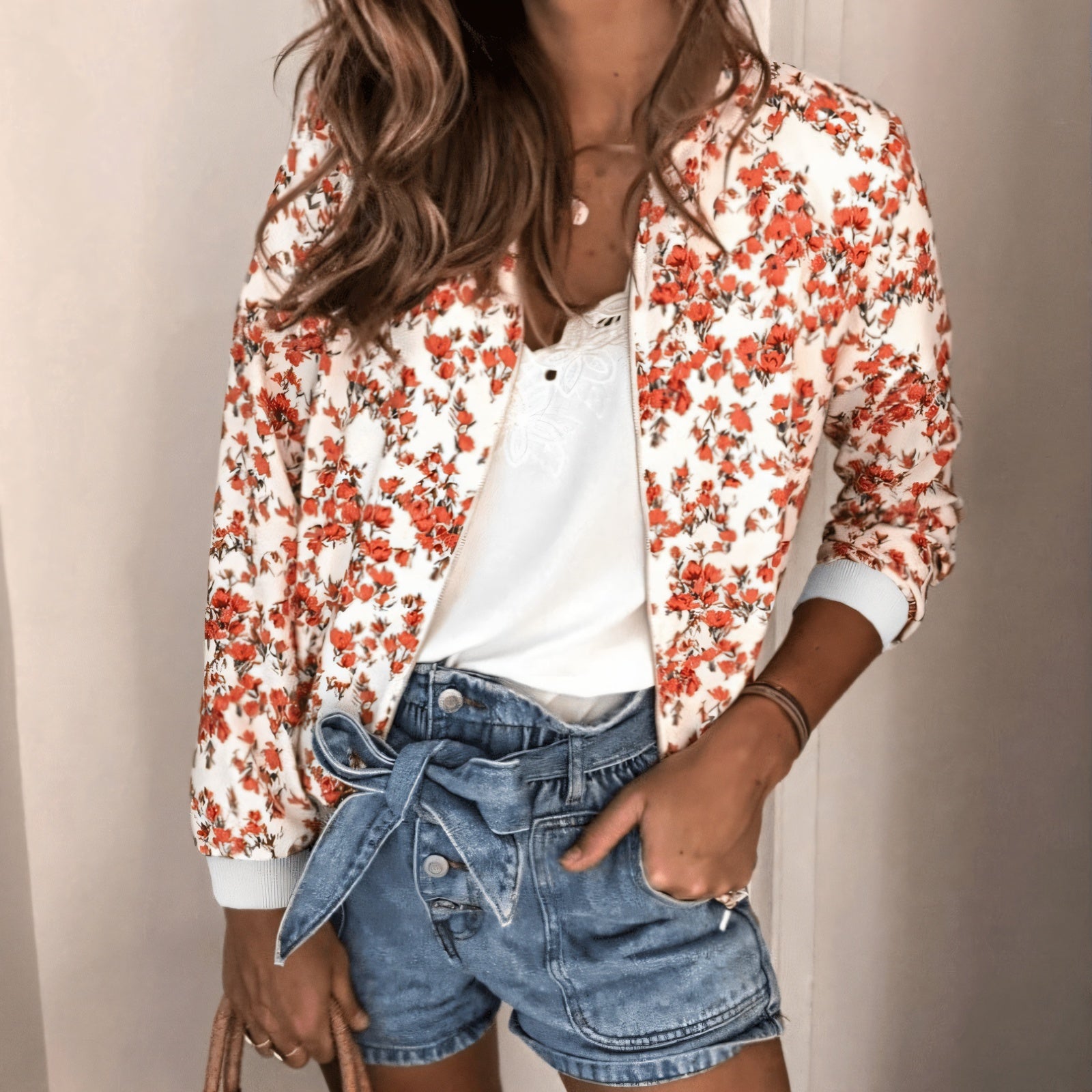 Stilfuld bomberjakke med blomstermotiv