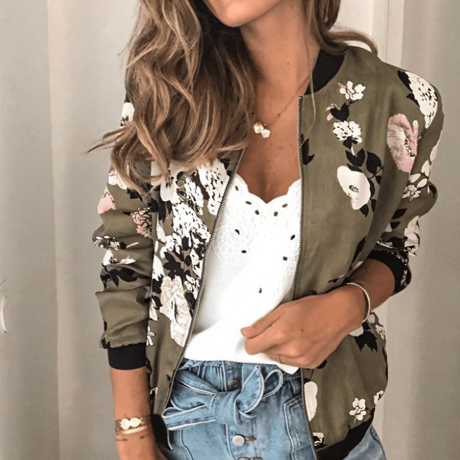 Stilfuld bomberjakke med blomstermotiv
