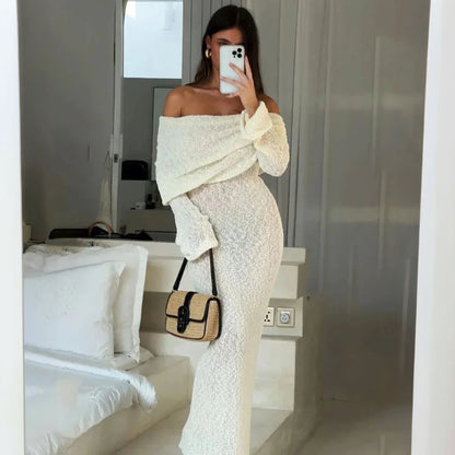 Skinnende Kjole med Off-Shoulder og Flared Ærmer