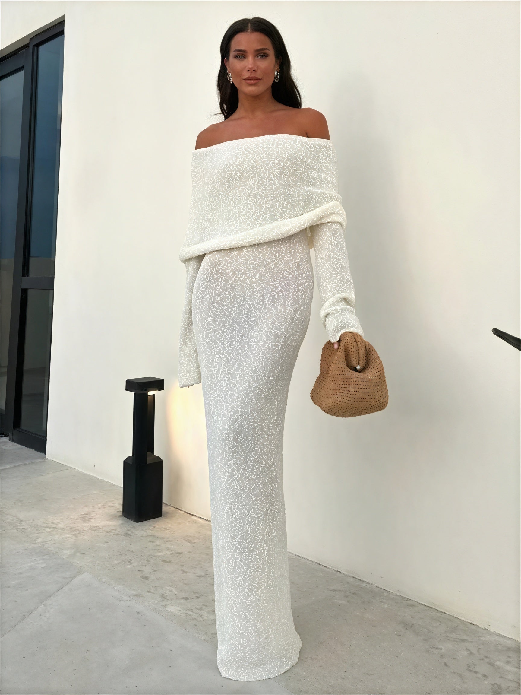 Skinnende Kjole med Off-Shoulder og Flared Ærmer