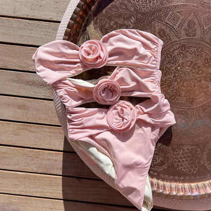 Stropløs badedragt med rosetdetaljer