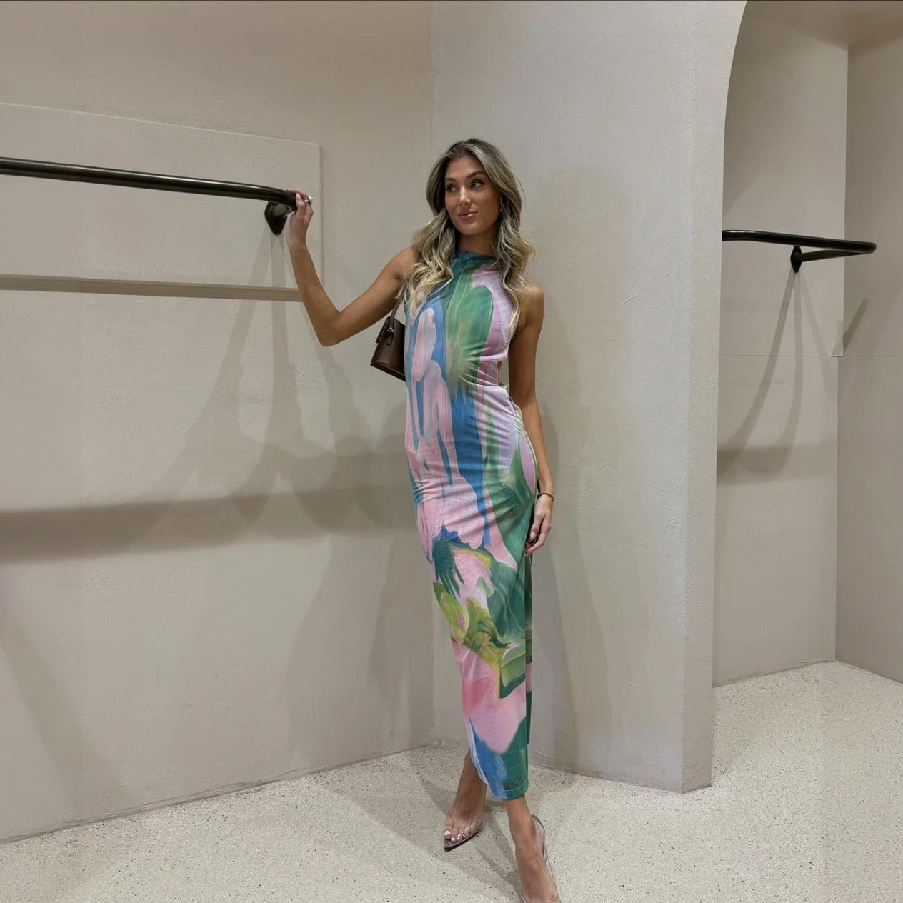 Blomstret Kjole - Figursyet, Høj Hals