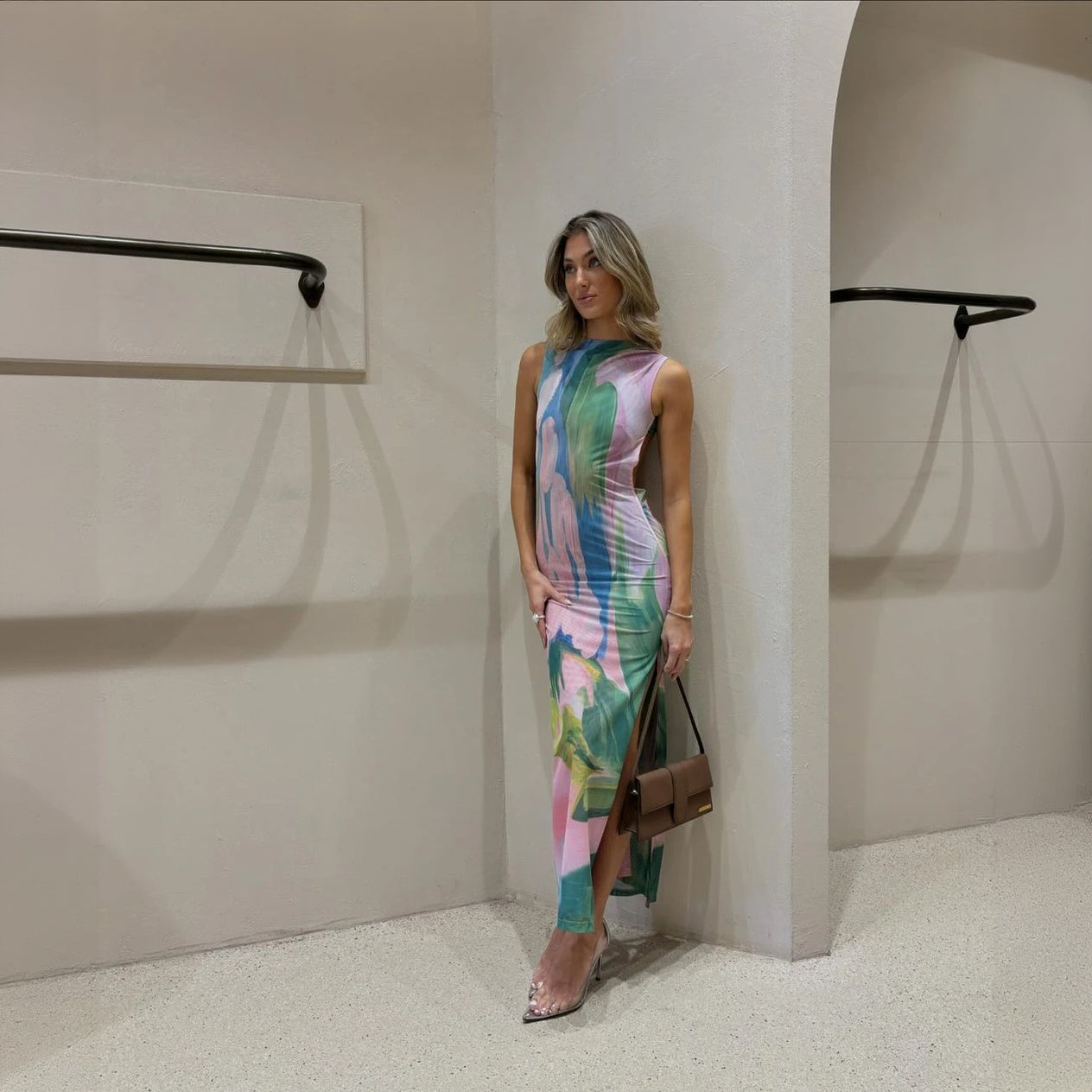 Blomstret Kjole - Figursyet, Høj Hals