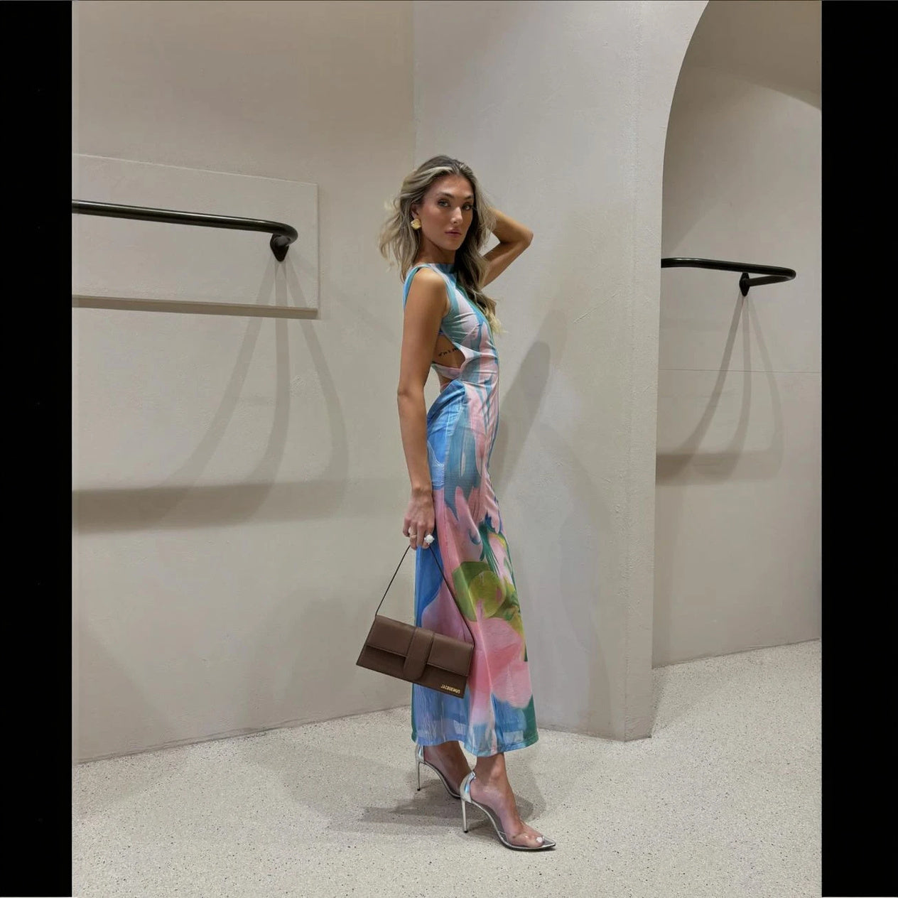 Blomstret Kjole - Figursyet, Høj Hals