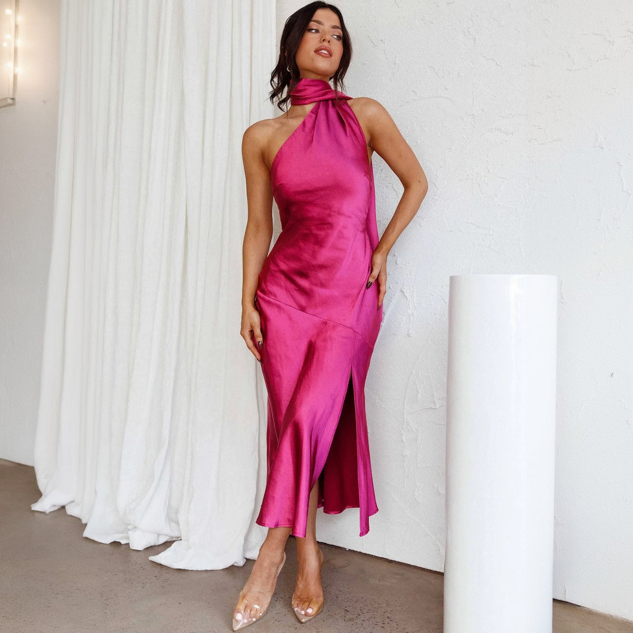 Asymmetrisk Midi-Kjole med Halterneck