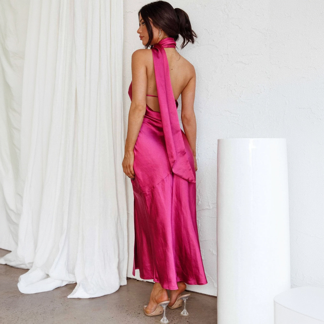 Asymmetrisk Midi-Kjole med Halterneck