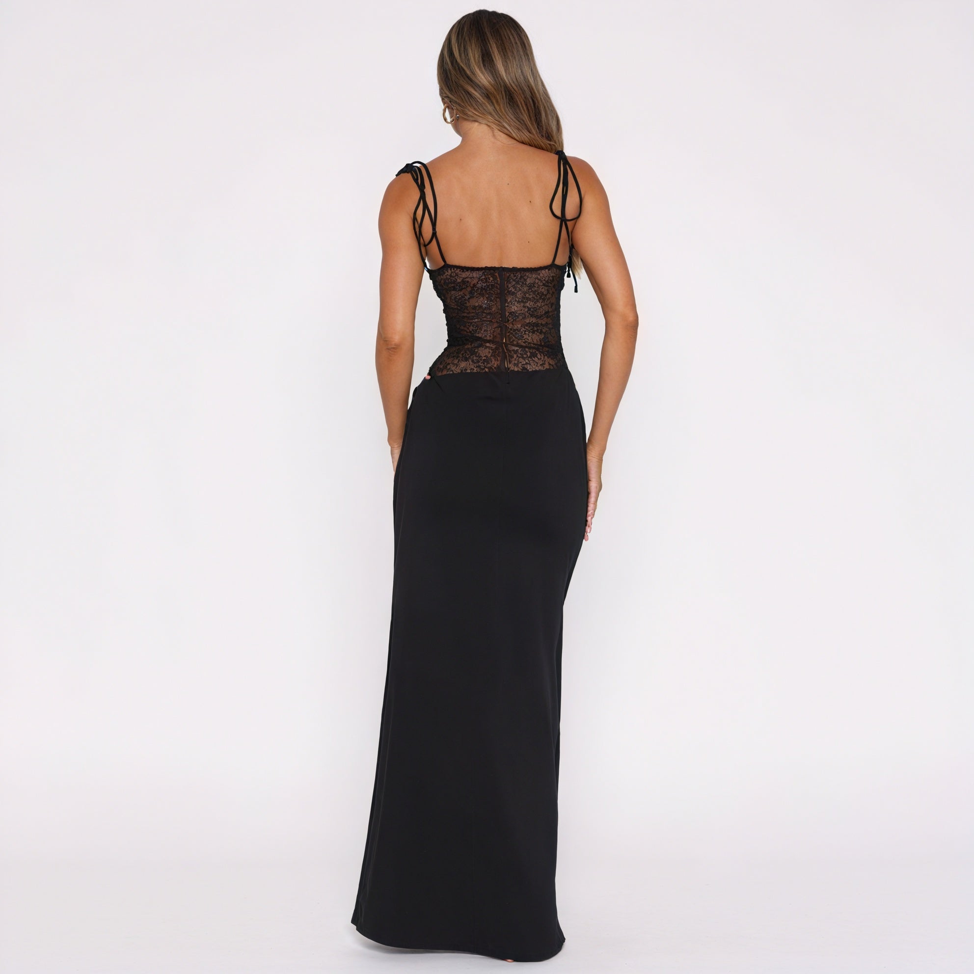 Elegant Aftenkjole med Blonde Detaljer