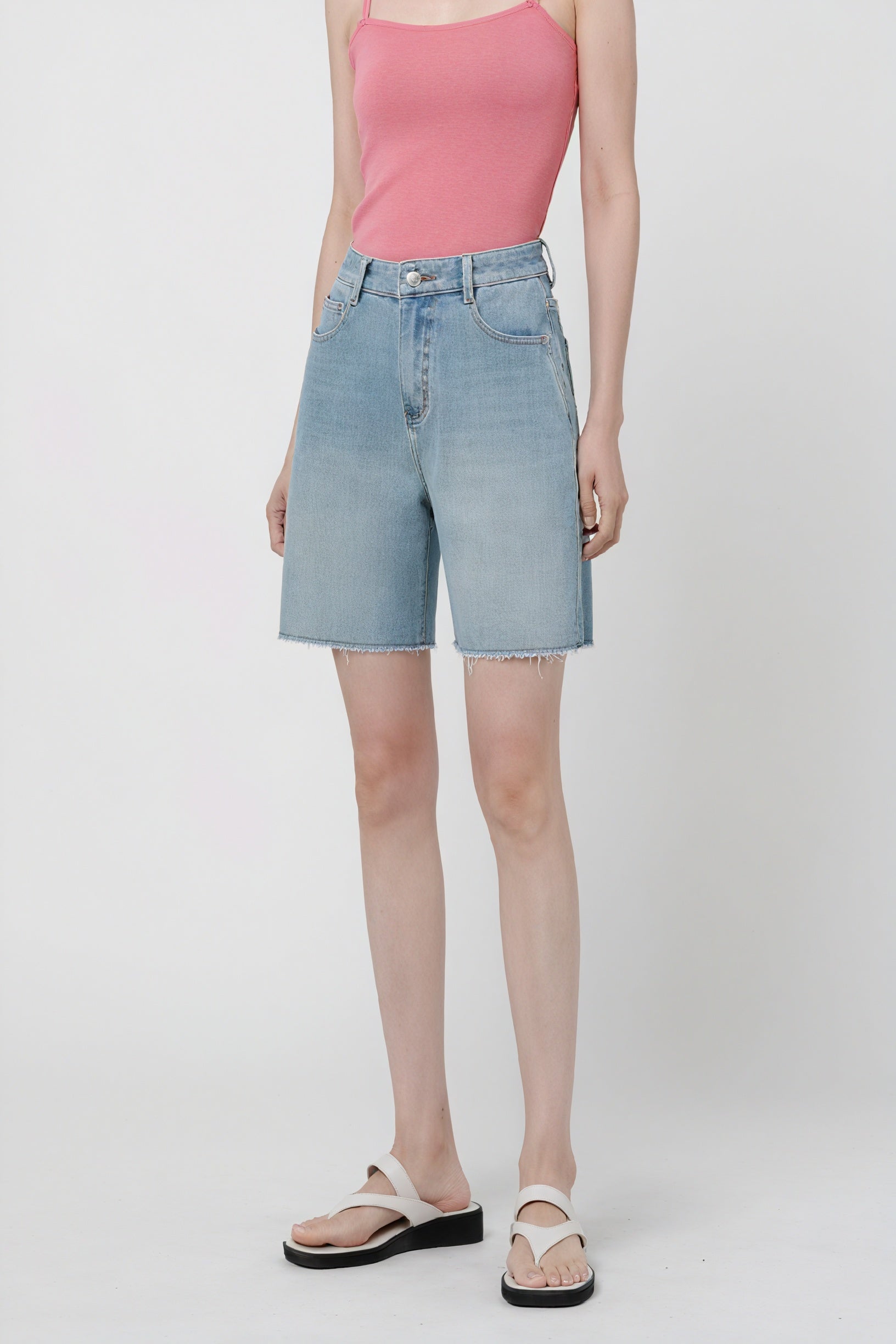 Afslappede denimshorts med rå kant