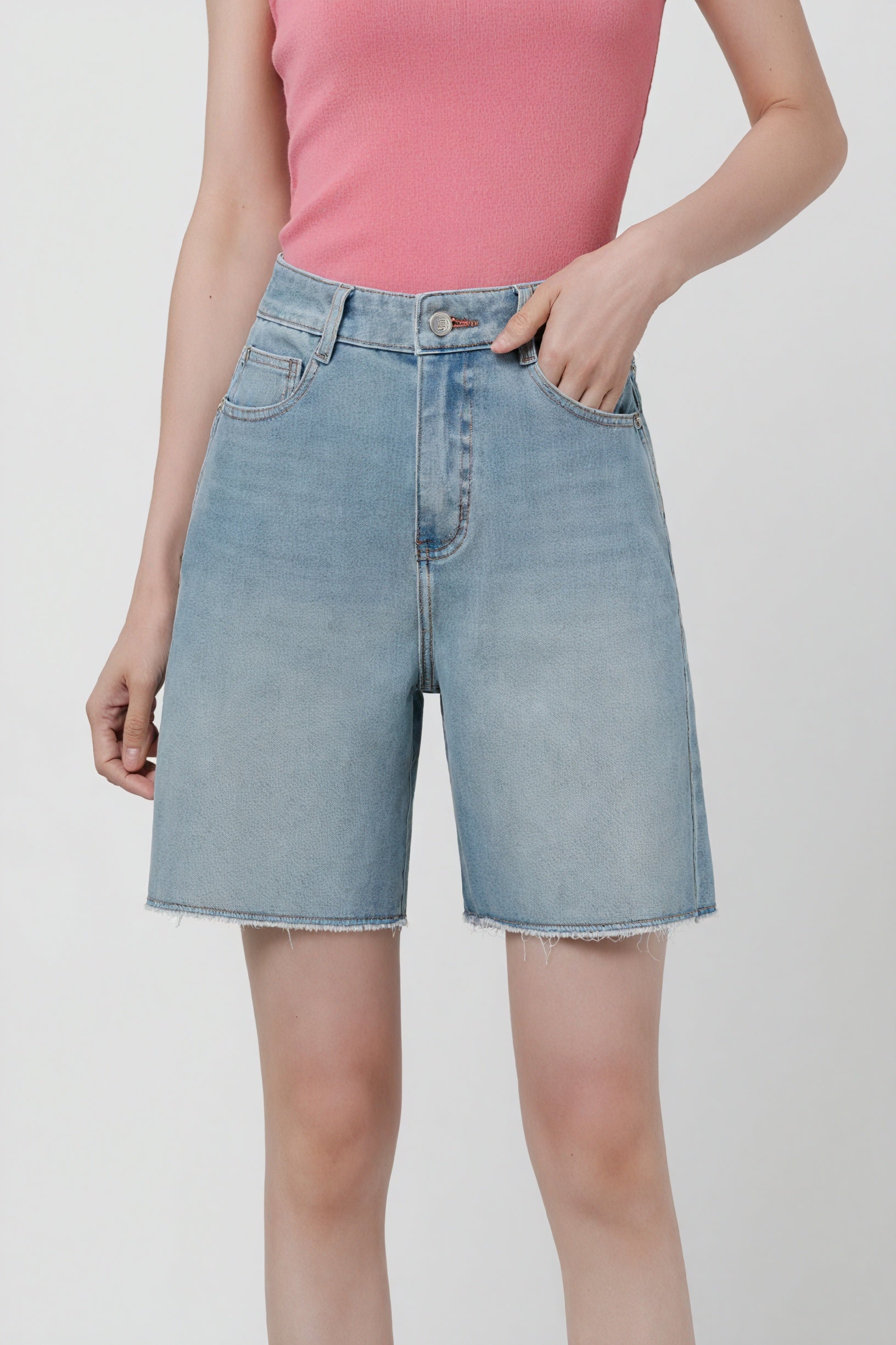 Afslappede denimshorts med rå kant