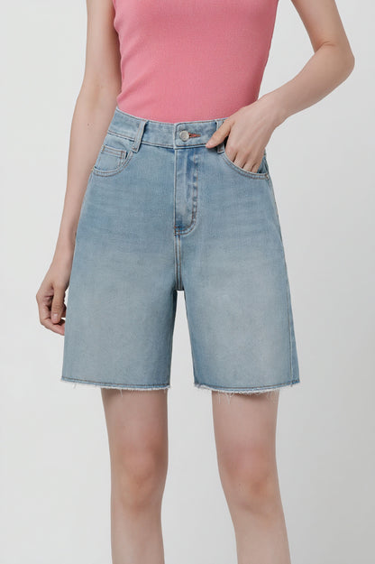 Afslappede Denimshorts med Rå Kant og Lys Vask