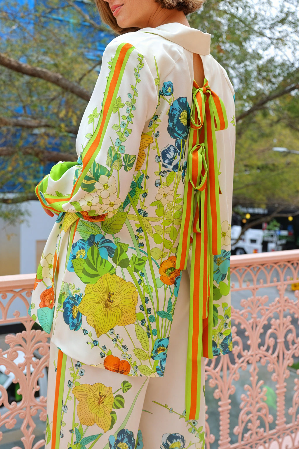 Blomstret Jakkesæt - Vide Ben & Detaljer