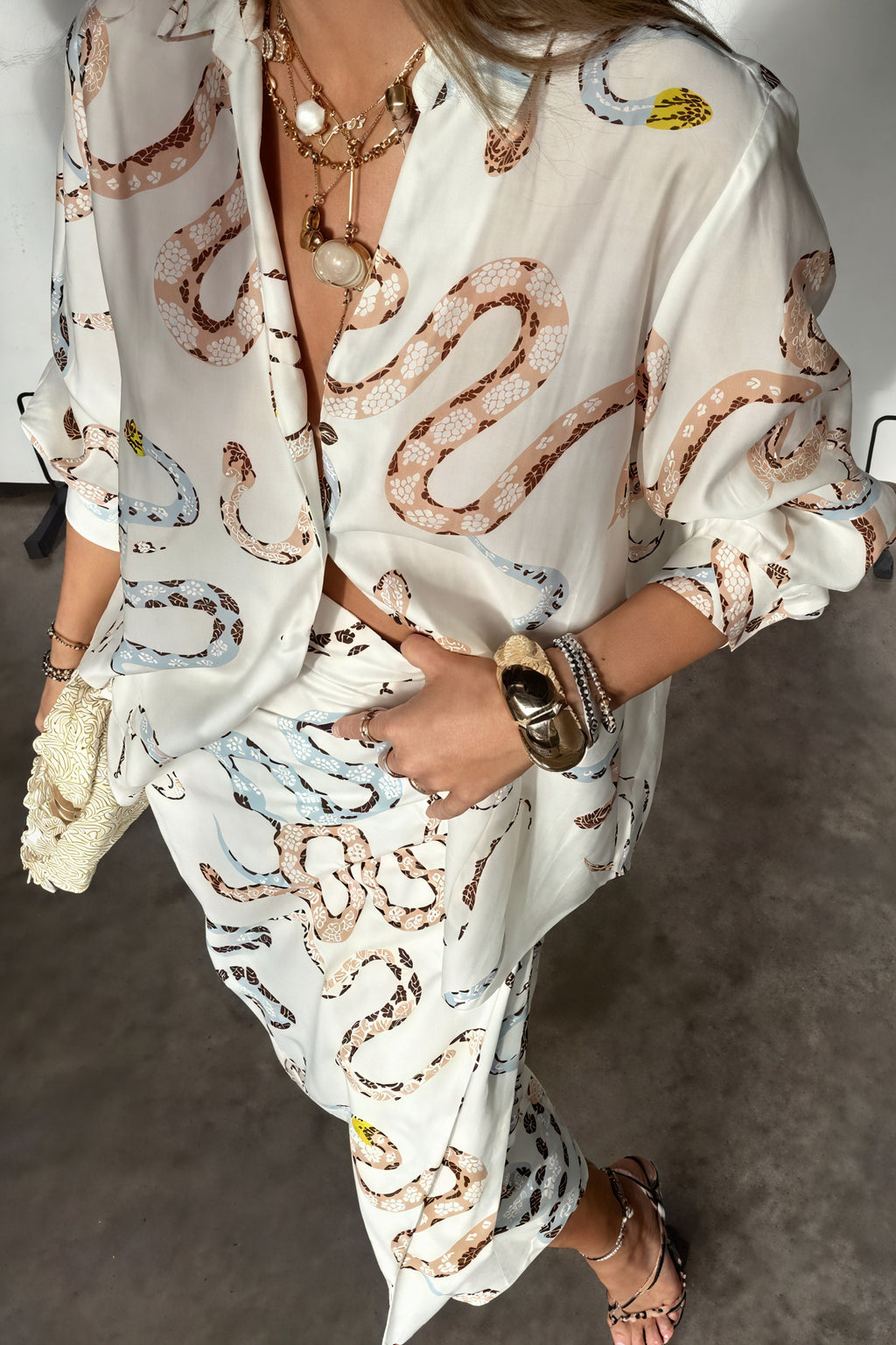 Slange Print Midi Kjole med V-Hals