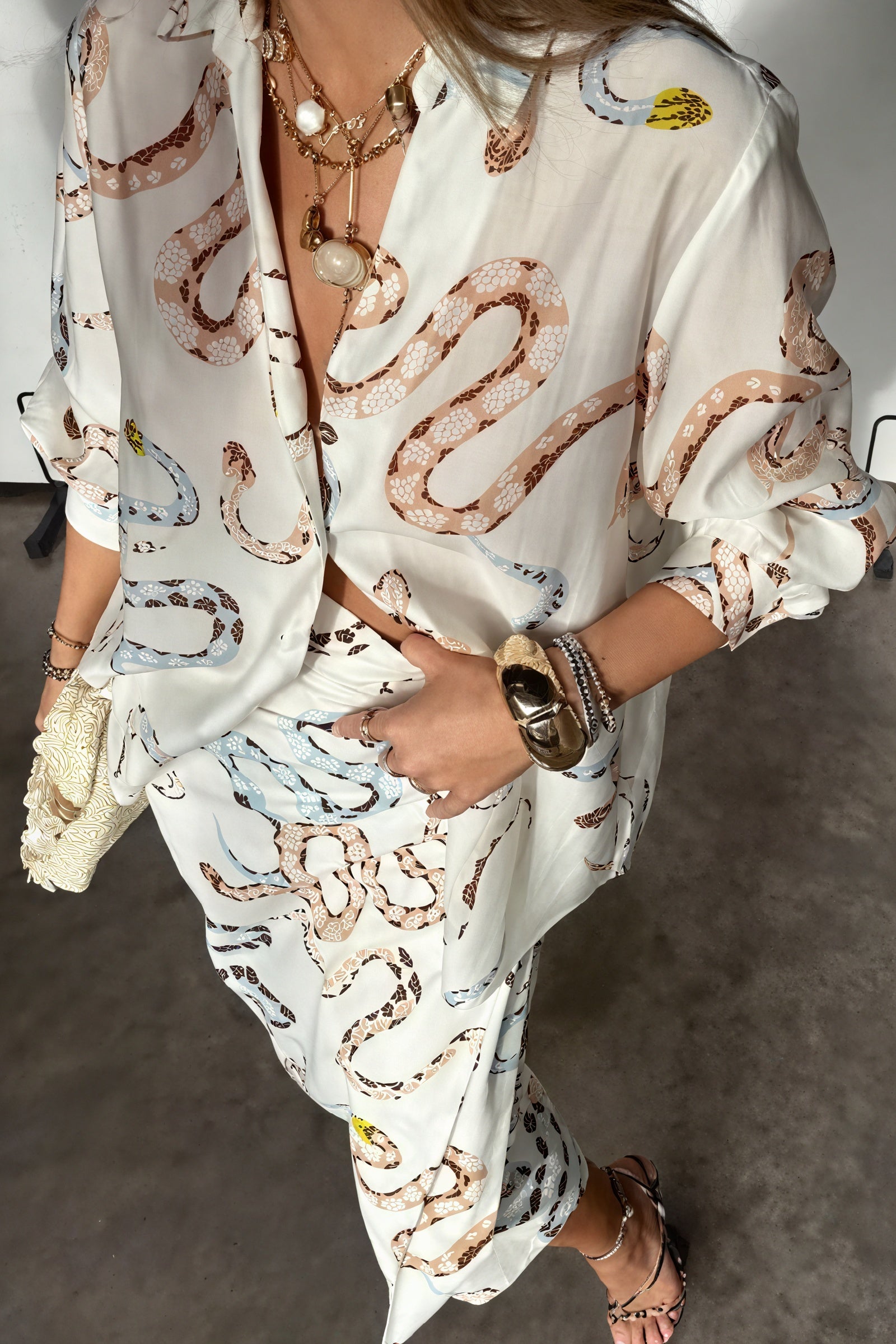 Slange Print Midi Kjole med V-Hals