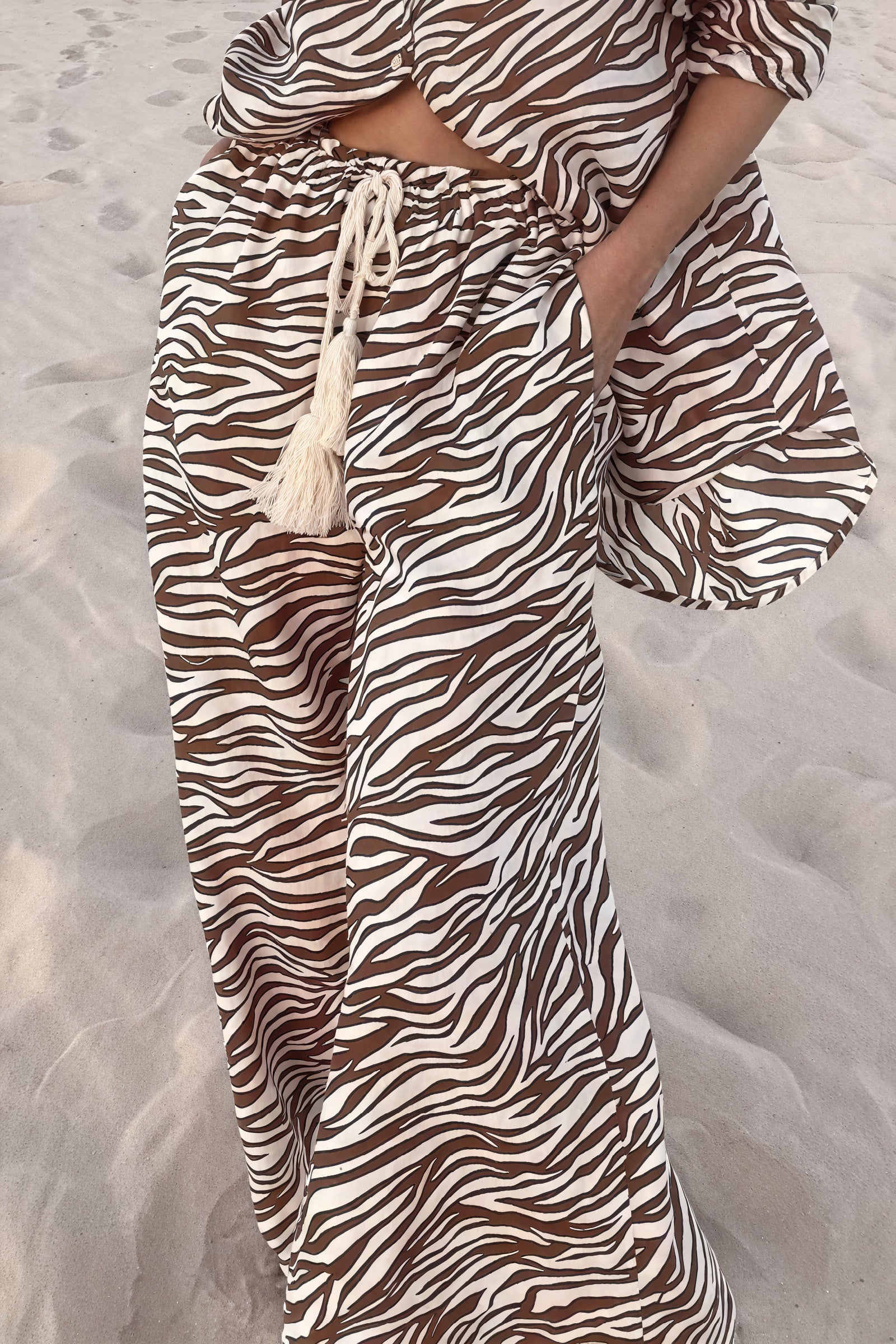 Zebra Sæt med Vide Bukser og Skjorte