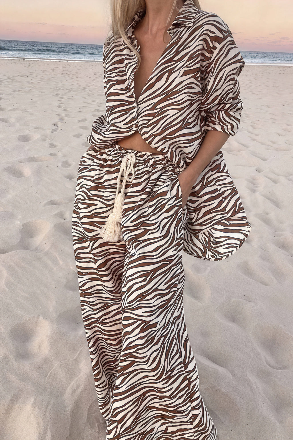 Zebra Sæt med Vide Bukser og Skjorte