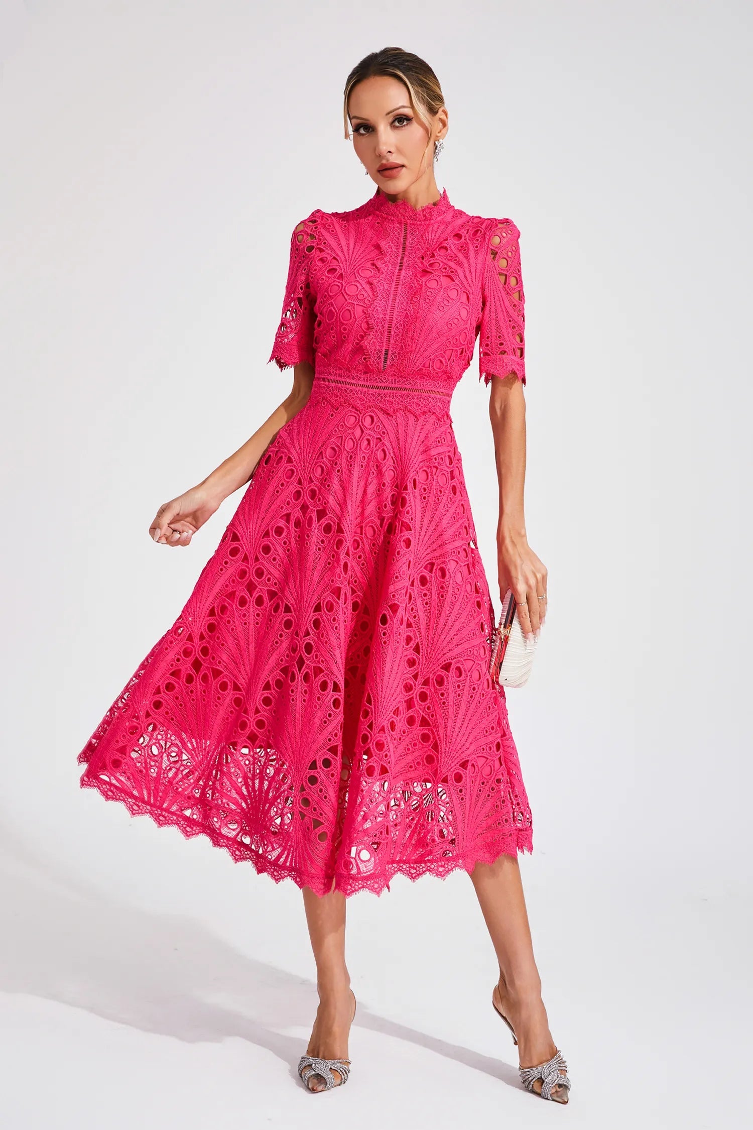 Dame Blonde Midikjole – Elegant Design med Udskæringsdetalje, Høj Hals og Korte Ærmer-83326-7b095fd6-dff8-4efc-a257-68a97d69cb0a