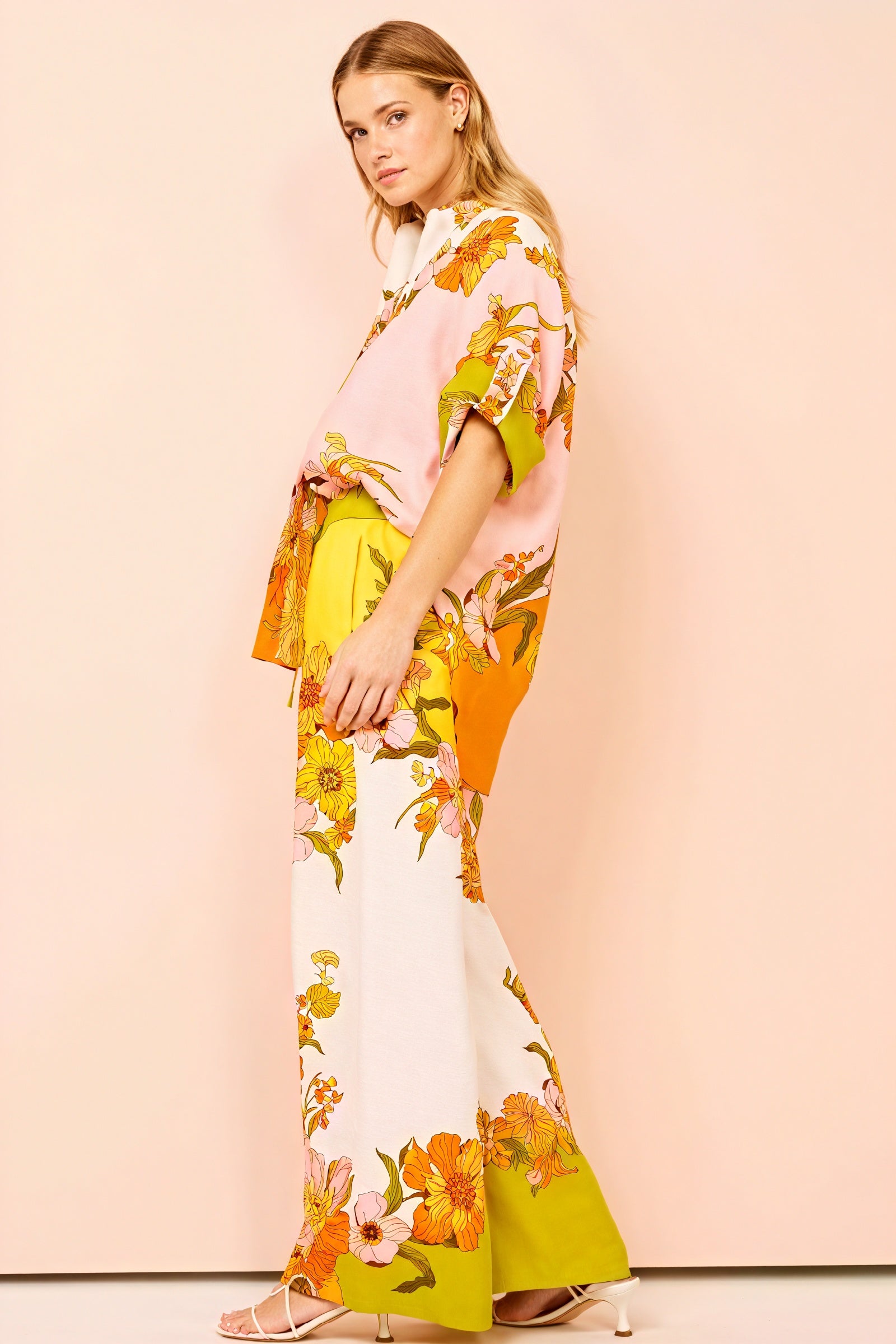 Blomstret Sæt med Vide Ben og Farverig Top