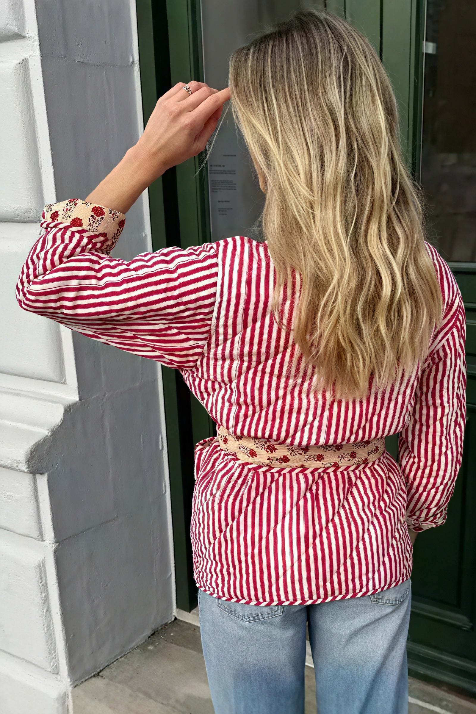 Blomstret Quiltet Jakke med Bælte og Striber