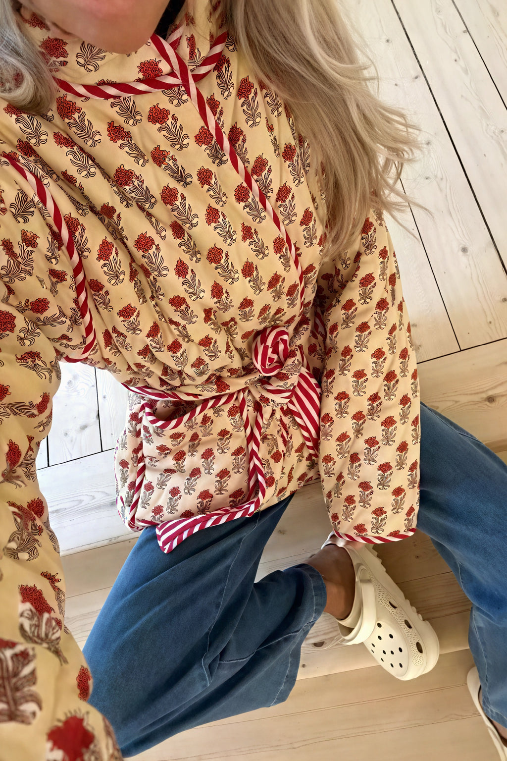 Blomstret Quiltet Jakke med Bælte og Striber