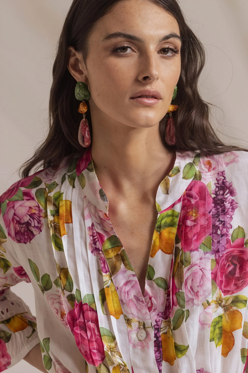 Blomstret Slå-om Kjole med Flæser og Bindebånd