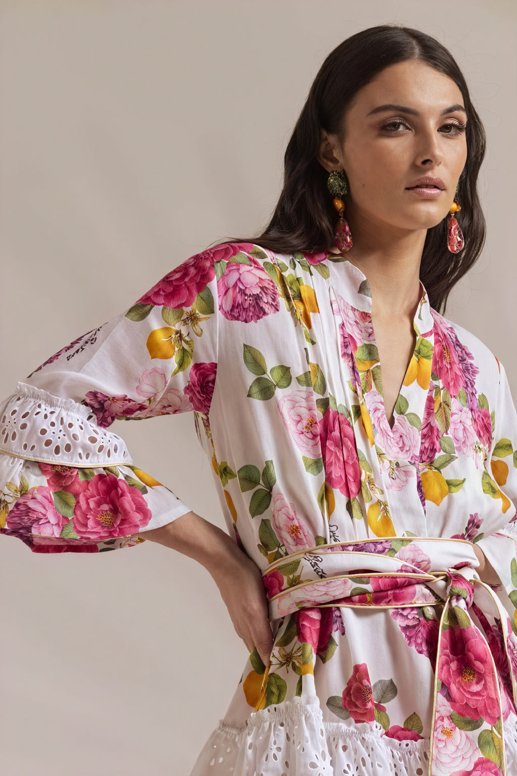 Blomstret Slå-om Kjole med Flæser og Bindebånd