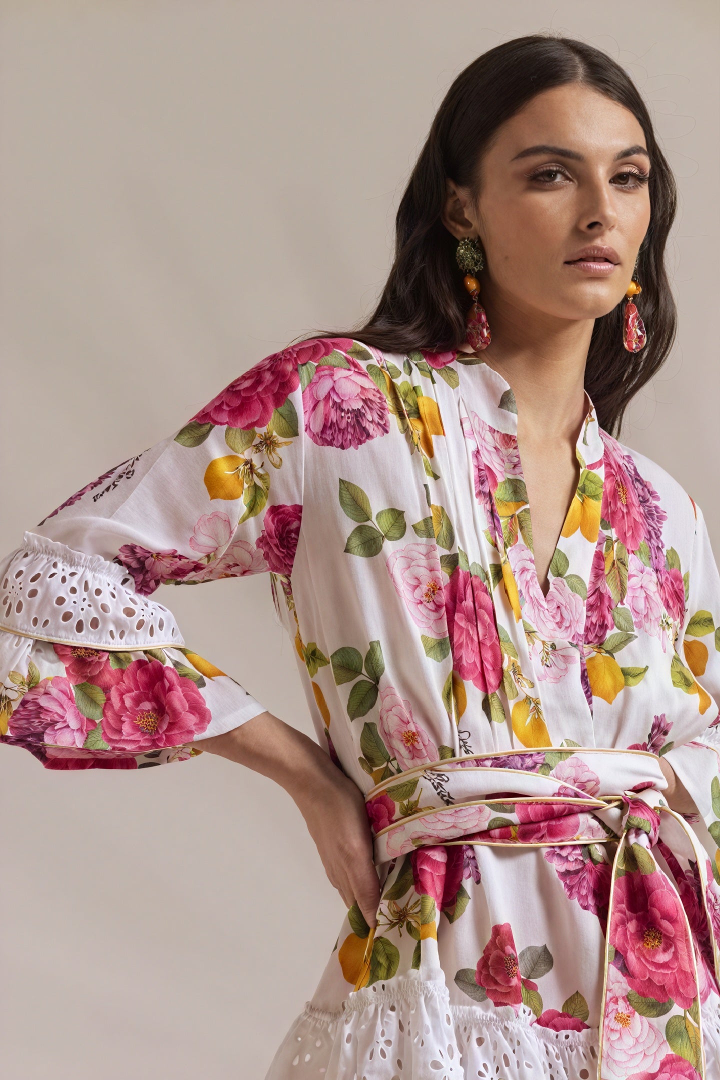 Blomstret Slå-om Kjole med Flæser og Bindebånd