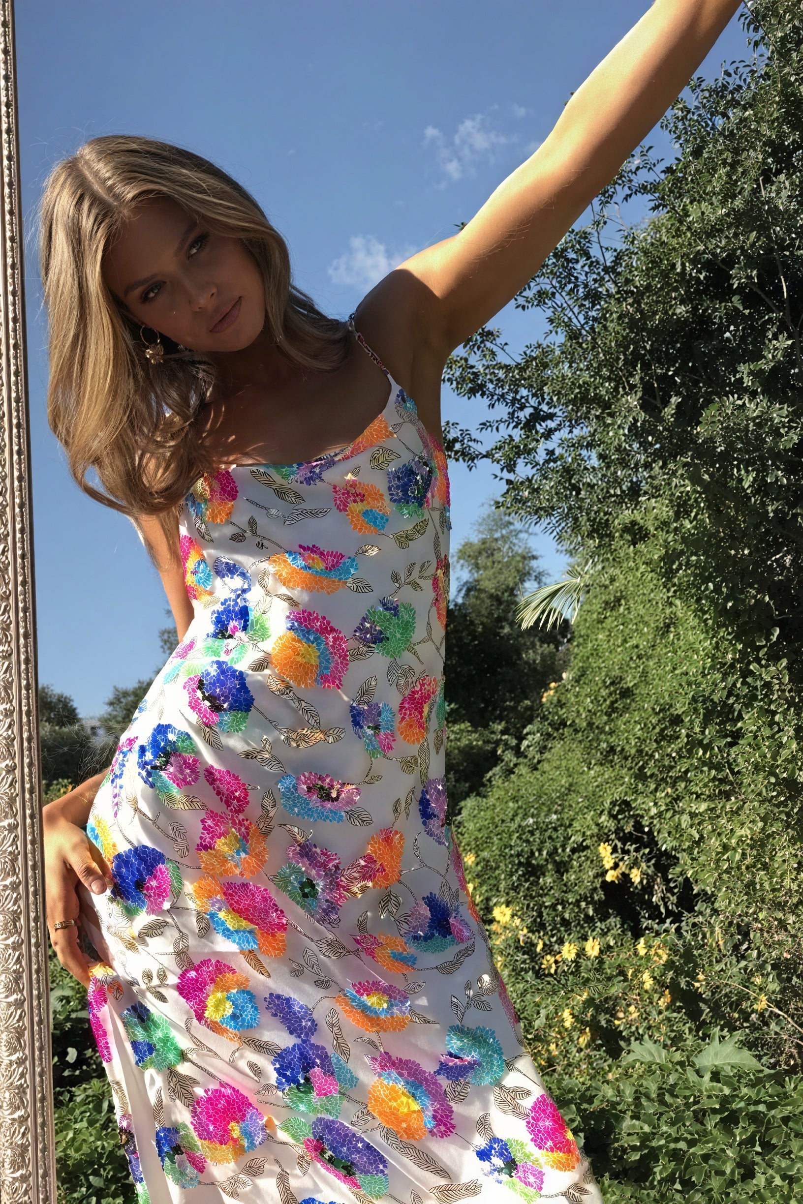 Blomstret Maxikjole med Åben Ryg