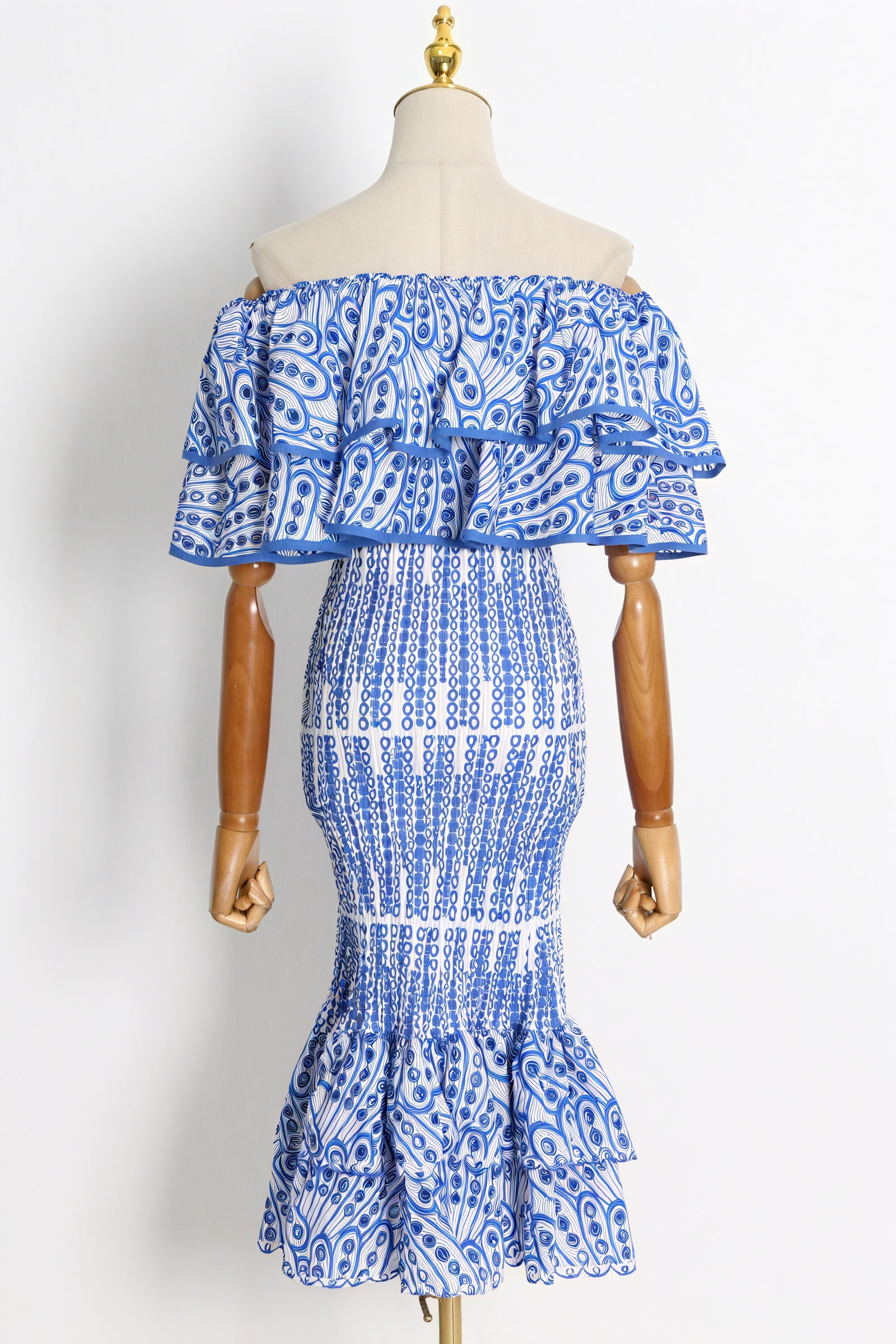 Sommerensemble med One-shoulder og Flæser